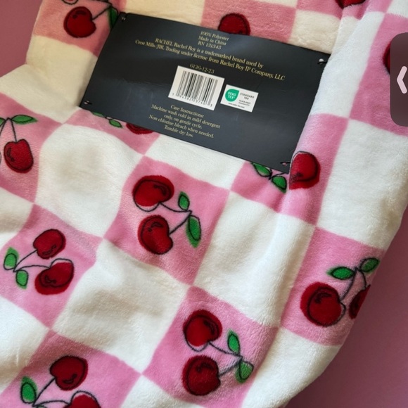 Super soft big brand new cherry blanket with tags - Picture 2 of 4